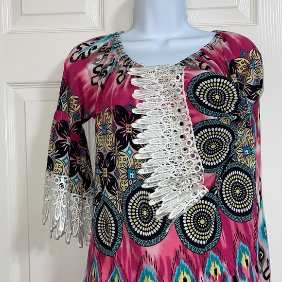 Women’s half sleeve lace tunic in bright and cheerful colors - Picture 4 of 7